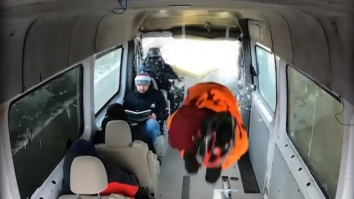 Jevgeni Cebotarev počas preletu cez auto.