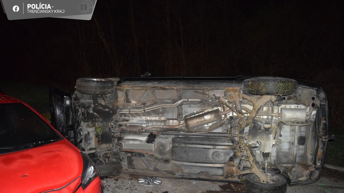 Opitý vodič zdemoloval na parkovisku päť vozidiel.