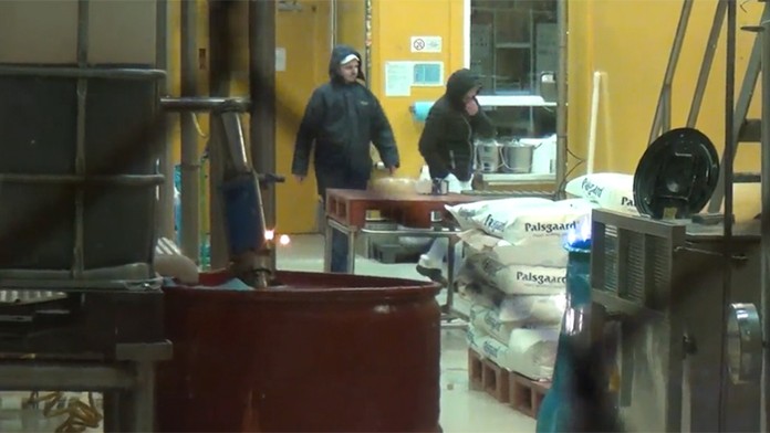 Zamestnanci závodu v Beluši na výrobu priemyslených margarínov odchádzajú z práce po úniku čpavku.