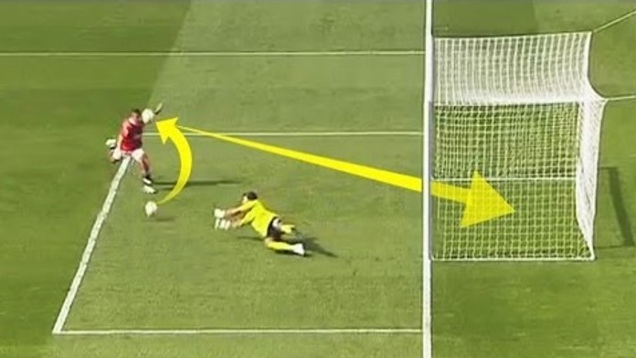 Náhodný gól Jesseho Lingarda.