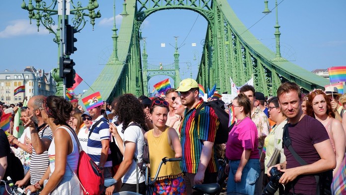 Maďarský parlament schválil zákon, ktorý zakazuje zhromaždenia propagujúce homosexualitu