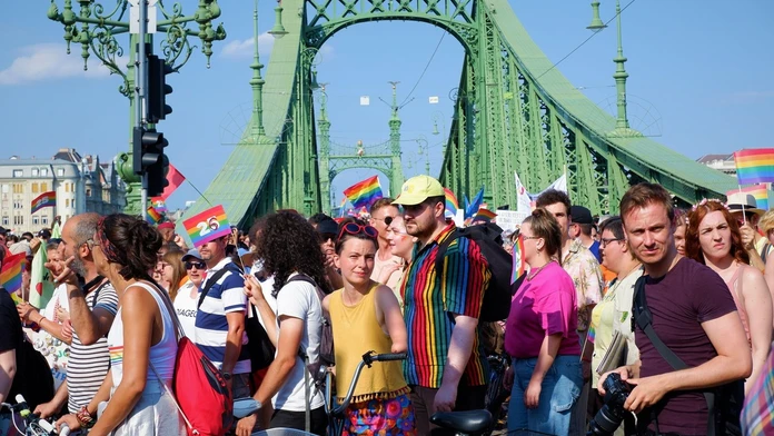 Maďarský parlament schválil zákon, ktorý zakazuje zhromaždenia propagujúce homosexualitu