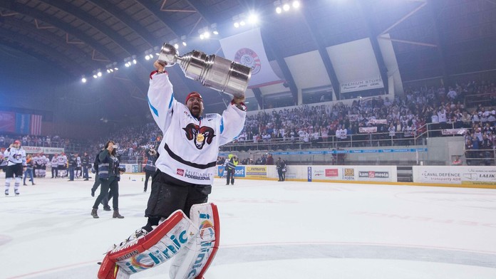 Na snímke hráči HC'05 iClinic Banská Bystrica oslavujú zisk historicky prvého majstrovského titulu