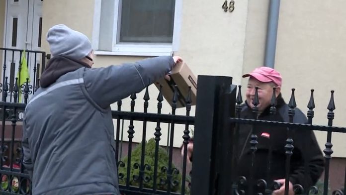 Kuriér priniesol balík zákazníkovi