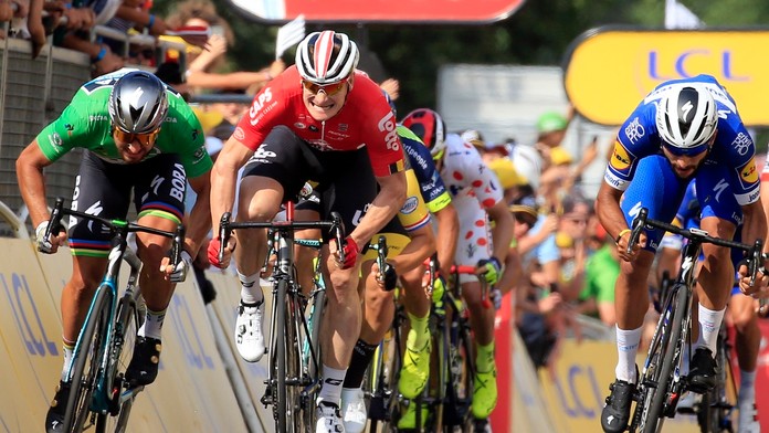 Peter Sagan (vľavo) Andre Greipel a Fernando Gaviria počas záverečného špurtu.