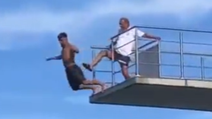 VIDEO: Zábery, ktoré šokovali internet. Plavčík v Rakúsku skopol zo skokanskej veže mladíka