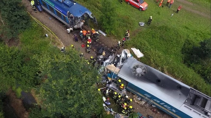 Letecké zábery zrážky vlakov.