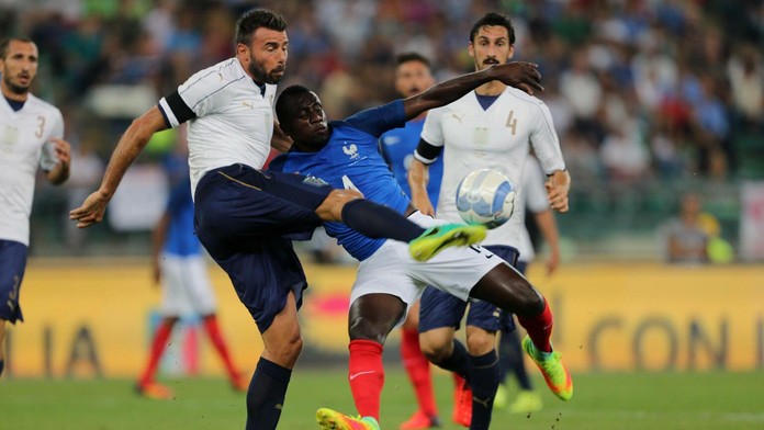Talian Andrea Barzagli (vľavo) proti Francúzovi Raphaelovi Varanemu v prípravnom dueli.