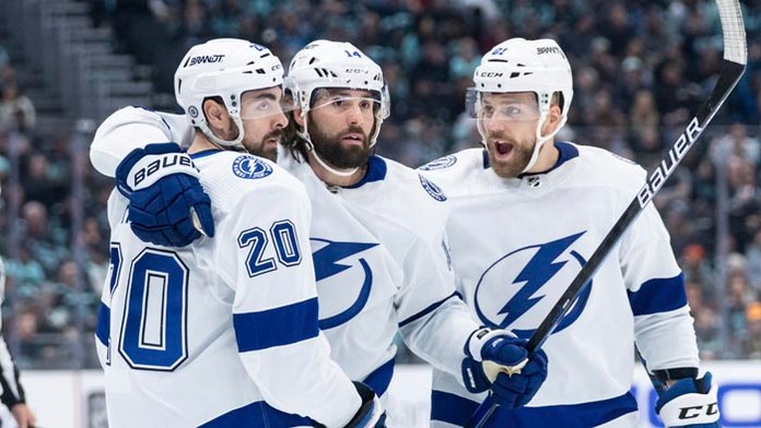 Hokejisti Tampy Bay Lighting zľava Nicholas Paul, útočník Pat Maroon a slovenský obranca Erik Černák.