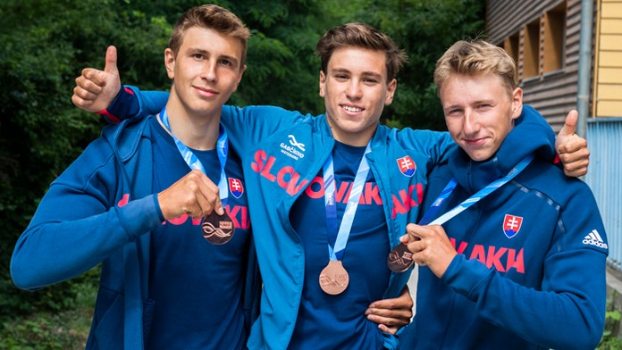 Na snímke juniorskí majstri sveta v 3xK1 zľava Ondrej Macúš, Filip Stanko a Richard Rumanský.