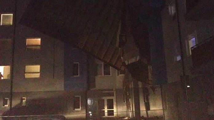 Odtrhnutá strecha v Malackách.