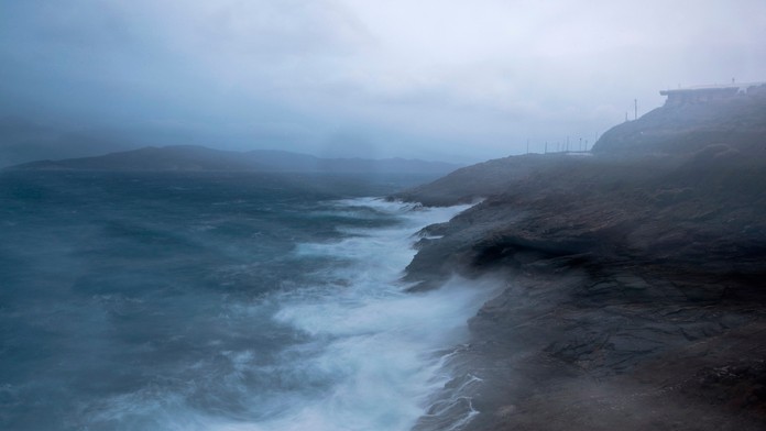 Veľké vlny bičujú pobrežie gréckeho prístavného mesta Lavrio, 75 km južne od Atén 28.