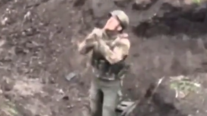 VIDEO: Ruský vojak prosil ukrajinský dron o zľutovanie. Pred zajatím do neho strieľali vlastní