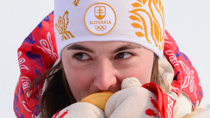 Petra Vlhová so slzami na lícach drží zlatúmedailu v slalome na ZOH 2022.