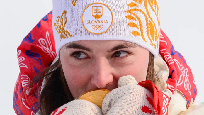Petra Vlhová so slzami na lícach drží zlatúmedailu v slalome na ZOH 2022.