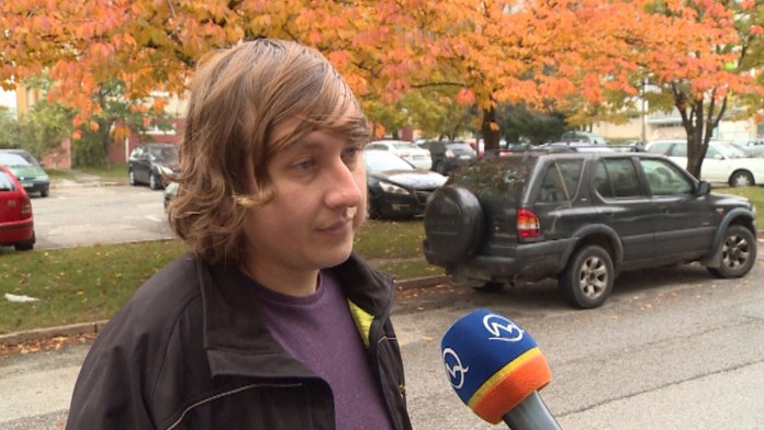 Mladík tvrdí, že ho šikanuje polícia.