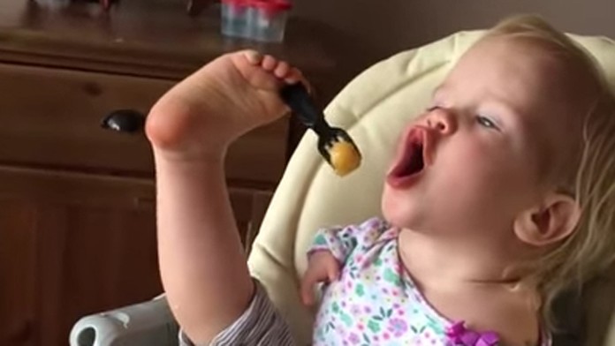 Malá Vasilina sa narodila bez rúk.