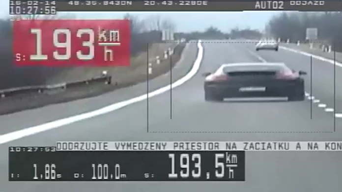 Mladá vodička na Porshe
