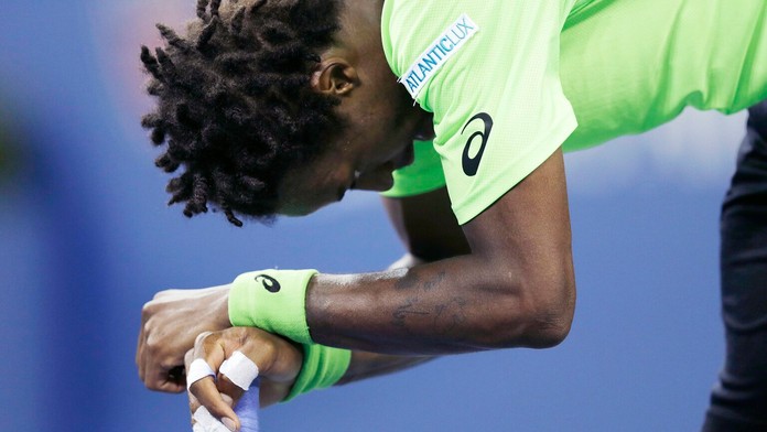 Zlomený Gael Monfils neskrýval po premrhanom náskoku sklamanie. 