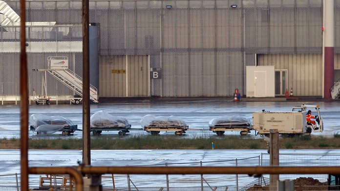 Rakvy s obeťami vystavia v hangári