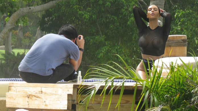 Kim na fotení v Mexiku. 