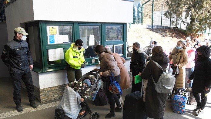 Vojnoví utečenci z Ukrajiny na hraničnom priechode Ubľa-Malyj Bereznyj.