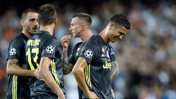 Cristiano Ronaldo z Juventusu plače po tom, čo dostal červenú kartu v dueli LM na pôde Valencie.