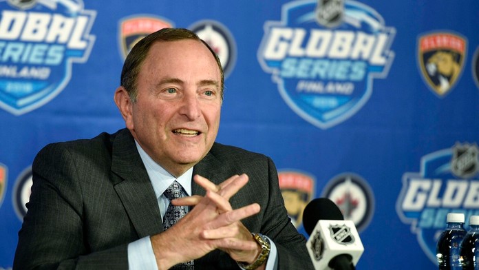 Predseda NHL Gary Bettman na tlačovej konferenci pred NHL Global Series v Helsinkách.