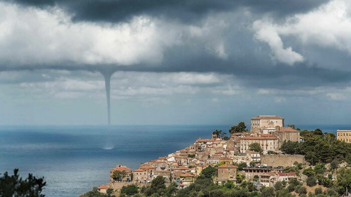 Vodný vír v meste Castellabate v Taliansku