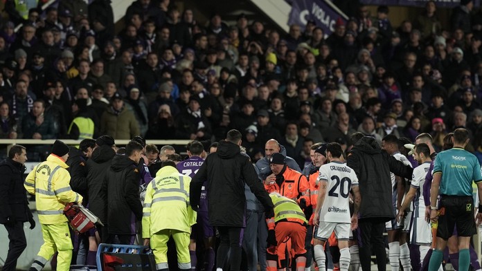 VIDEO: Chvíle hrôzy vo Florencii. Hráč si chcel vyzuť kopačku, náhle skolaboval. Zápas Serie A museli prerušiť