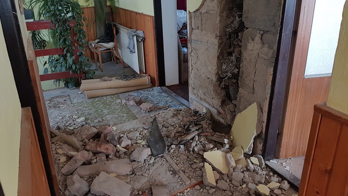 Do komína udrel blesk.