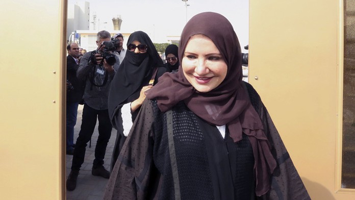 Saudskoarabské voličky prichádzajú na hlasovanie vo voľbách do miestnych zastupiteľstiev vo volebnej miestnosti v Rijáde.