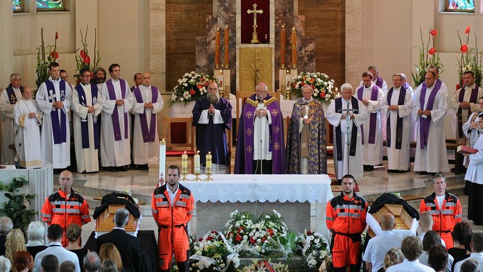 Na snímke pohľad na rozlúčku s obeťami havárie vrtuľníka v Konkatedrále Sedembolestnej Panny Márie v Poprade
