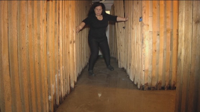 Keď trocha zaprší, musí sa tu takto brodiť vodou.