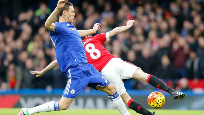 Hráč Chelsea Nemanja Matic (vľavo) a hráč Manchesteru United Juan Mata.
