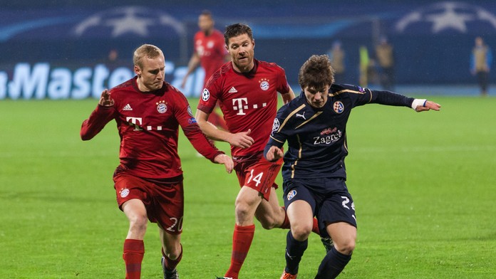 Chorvátsky supertalent Ante Čorič v súboji o loptu s Xabim Alonsom a Sebastianom Rodem z Bayernu.