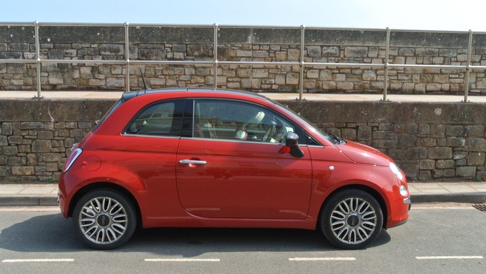 Žena zomrela po bizarnej nehode pri čistení auta. Príbuzní polícii najskôr nechceli veriť