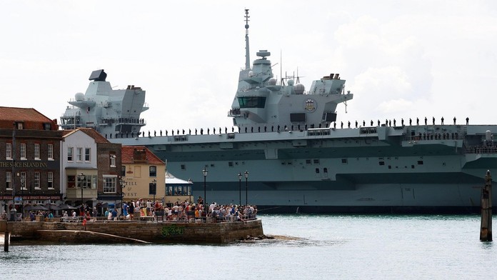 Najväčšia britská vojenská loď sa pokazila krátko po vyplávaní do USA