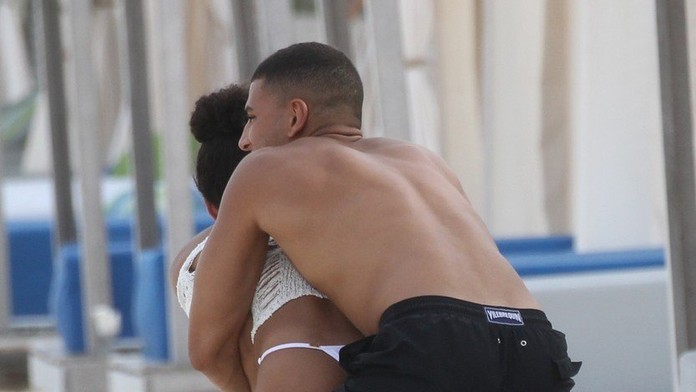 Younes Bendjima si užíva s mladšou. 