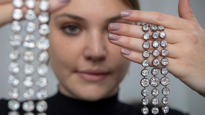 Dva diamantové náramky kedysi vlastnila francúzska kráľovná Mária Antoinetta.