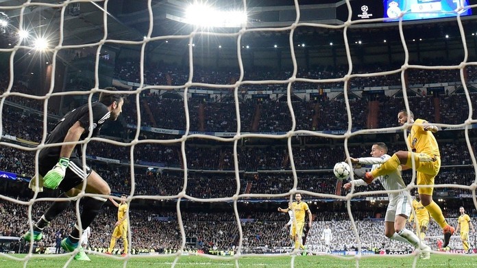 Faul Benatiu na Vasquéza, po ktorom rozhodca nariadil penaltu.