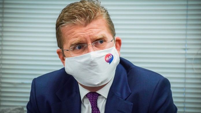 Pracovníci odstraňujú modlitebné lístky návštevníkov medzi kameňmi z Múru nárekov v Jeruzaleme.