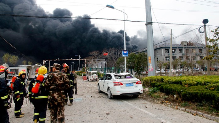 Traja podozriví vydierali mužov.