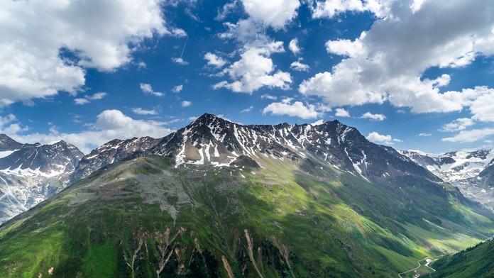 Padal stovky metrov. Slovenský lyžiar prežil v rakúskych Alpách pád do strmého žľabu