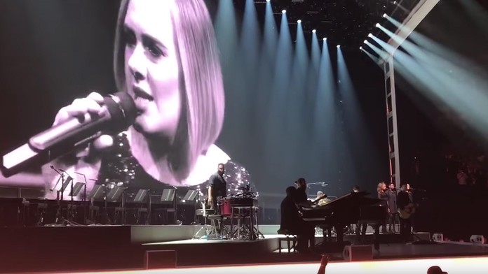 Romantické prekvapenie pre Adele pred tisíckami ľudí. Toto od priateľa nečakala