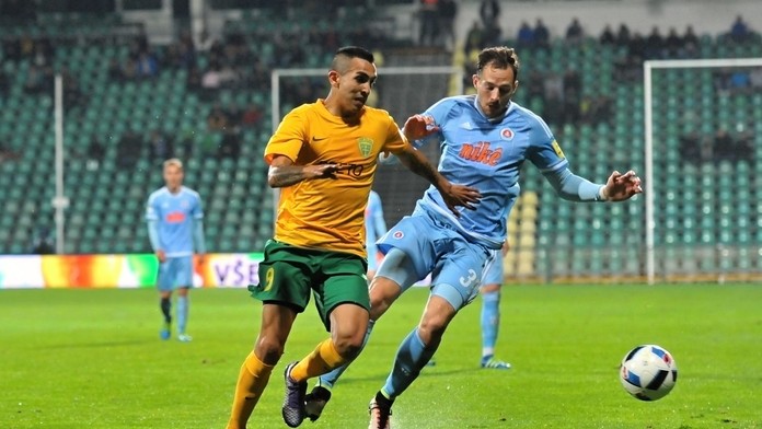 Na snímke vľavo Ivan Santiago Diaz (Žilina) a Jakub Podaný (Bratislava)