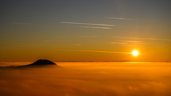 Západ slnka na vrchu Vápenná (752 m n. m.) v Malých Karpatoch