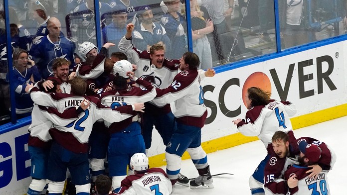 VIDEO: Viac ako 20-ročné čakanie sa skončilo. Colorado oslavuje zisk Stanleyho pohára