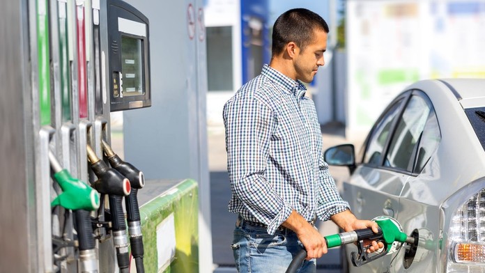 Muž tankuje benzín na pumpe 