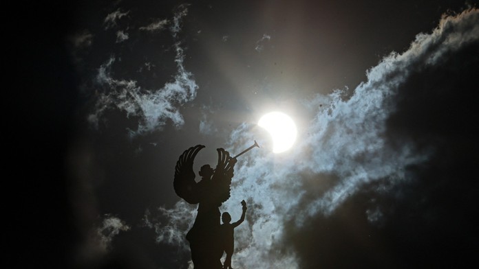 Sviatok pre priaznivcov nebeských úkazov. Zo Slovenska bude možné pozorovať čiastočné zatmenie Slnka